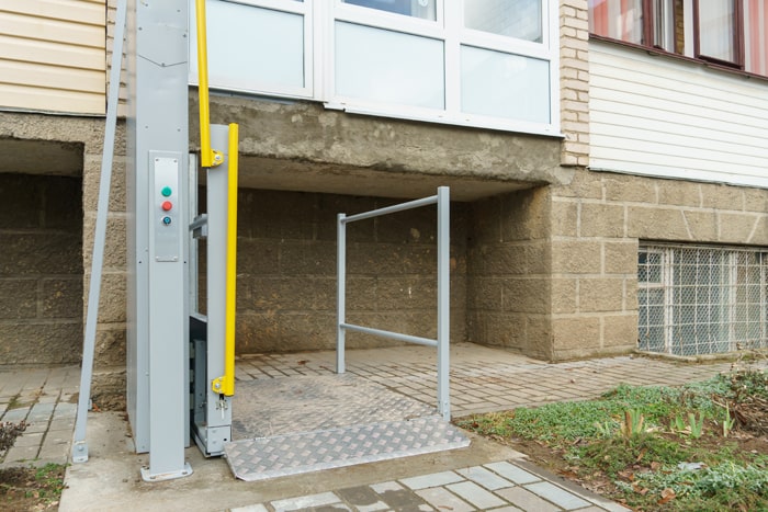 Aufzug am Eingang des Hauses fuer Behinderte