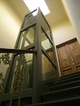 Aufzug im obersten Stockwerk eines Hauses