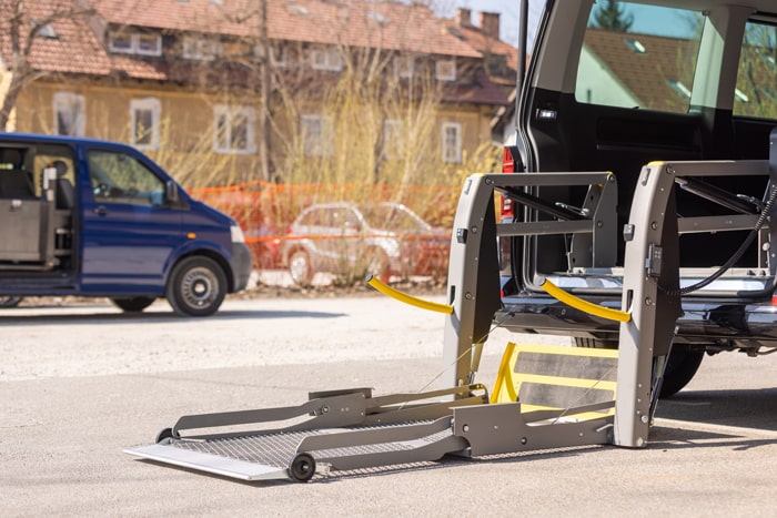 Auto mit Aufzugsrampe fuer behinderte Personen
