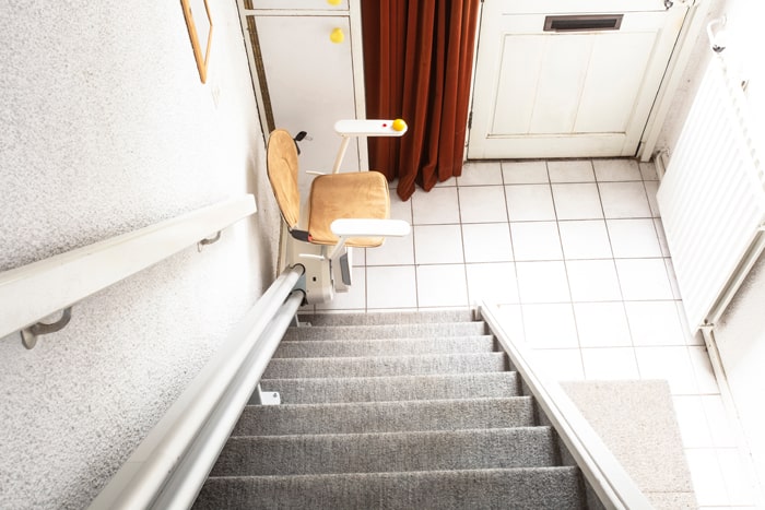 Automatischer Treppenlift im Treppenhaus