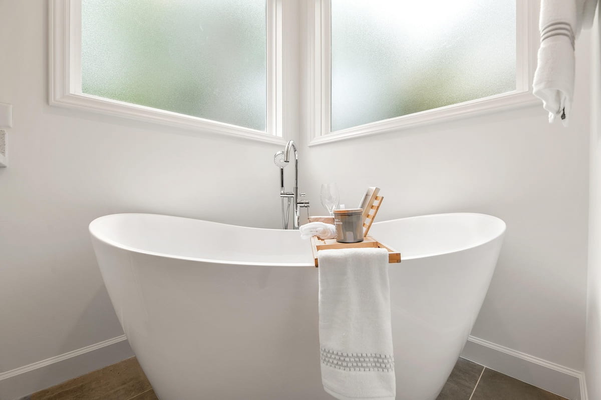 Badezimmer mit freistehender Badewanne