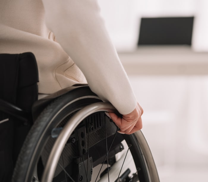 Behinderte Frau im Rollstuhl sitzend