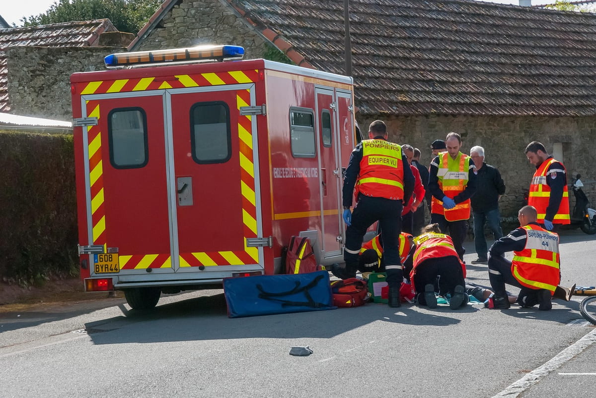 Ersthelfer und Rettungskräfte bei einem Notfalleinsatz