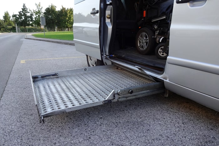 Fahrzeug mit Rollstuhllift