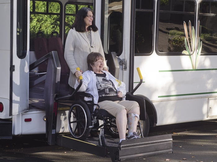 Frau Rollstuhllift Bus