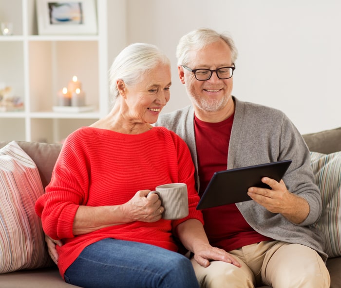 Glueckliches Seniorenpaar mit Tablet PC