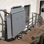 Outdoor lifting platform for wheelchair users