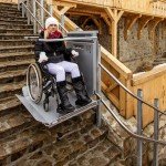 Rollstuhl-Hebelift an Aussentreppe im Winter