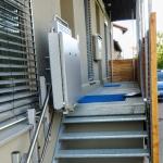Lift for wheelchair at the entrance of the house