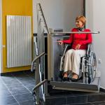 Lift for wheelchairs on straight stairs