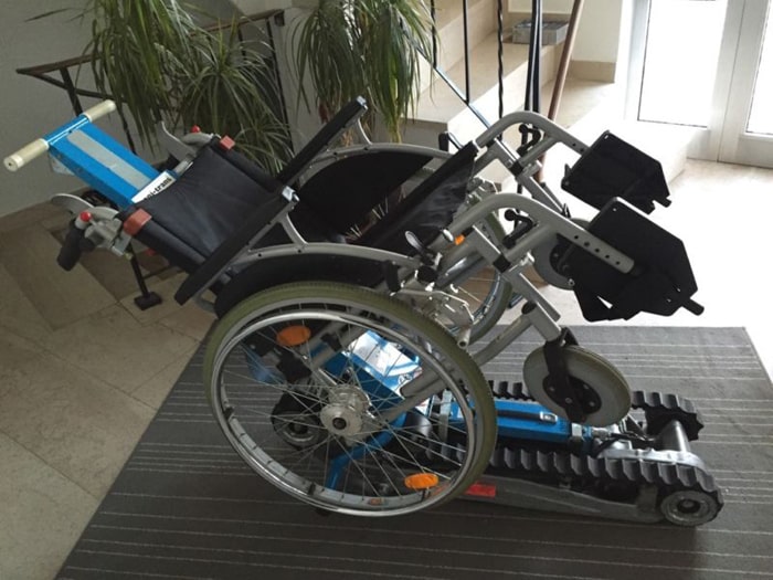Kipprollstuhl Treppenlift auf dem Boden