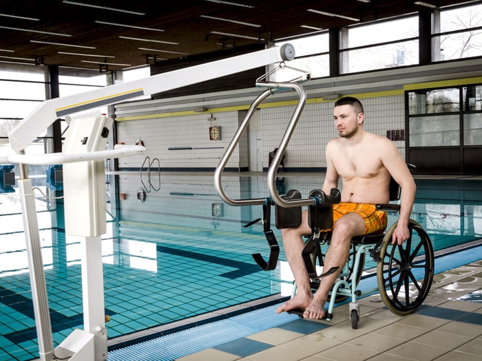 Mann im Rollstuhl in Schwimmbad