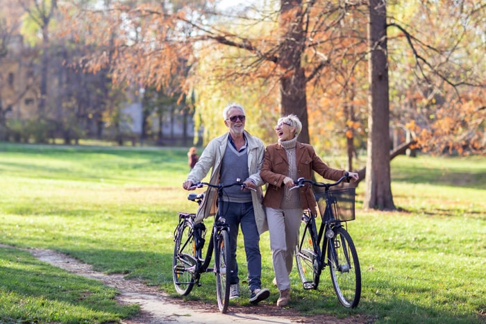 Paar mit Fahrraedern im oeffentlichen Park