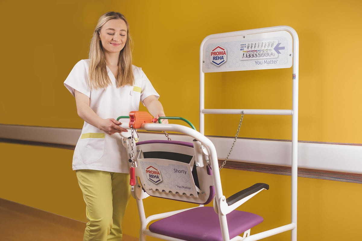 Pflegekraft mit einem Transportstuhl zum Umsetzen von Patienten