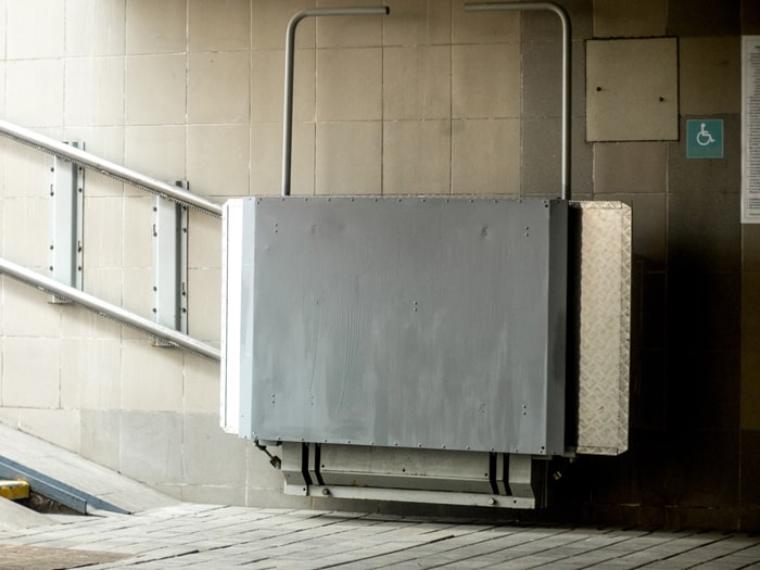 Plattformlift fuer Behinderte