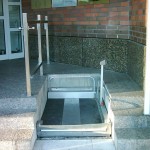 Rollstuhllift vor dem Eingang einer Sparkasse