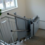Rollstuhllift Innen an gerader Treppe