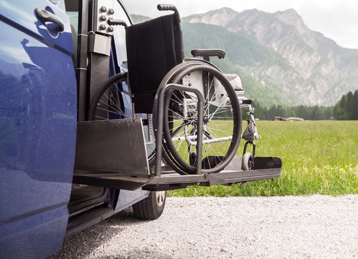 Rollstuhllift fuer Menschen mit Behinderungen