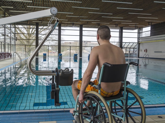 Schwimmbad Lift Mann im Rollstuhl