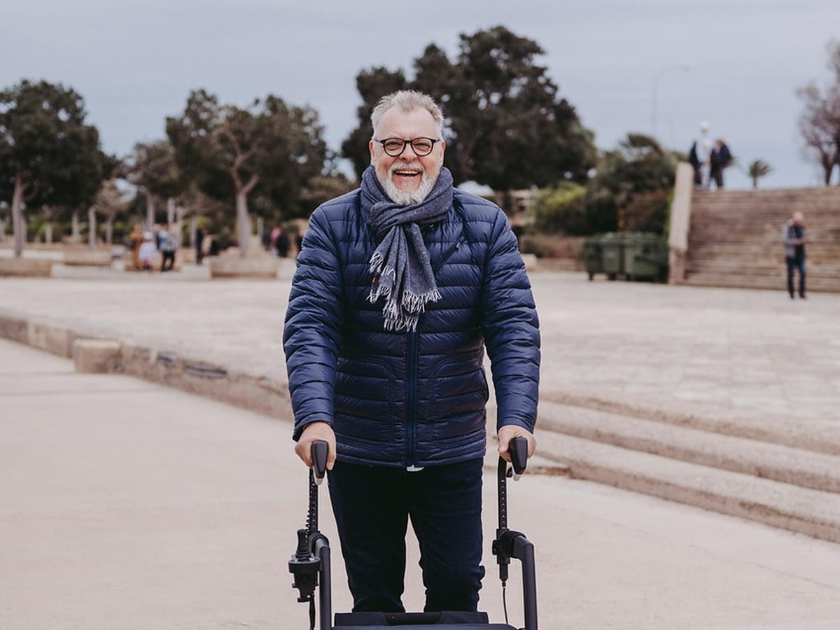 Älterer Mann geht mit einem Rollator spazieren