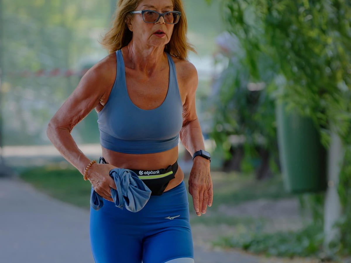 Ältere Frau beim Joggen im Freien