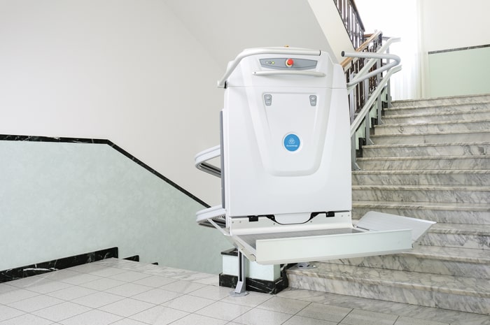 TKE Plattformlift fuer kurvigetreppen