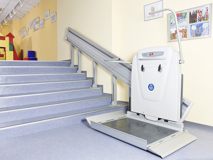 TKE Treppenlift mit Rollstuhlplattform