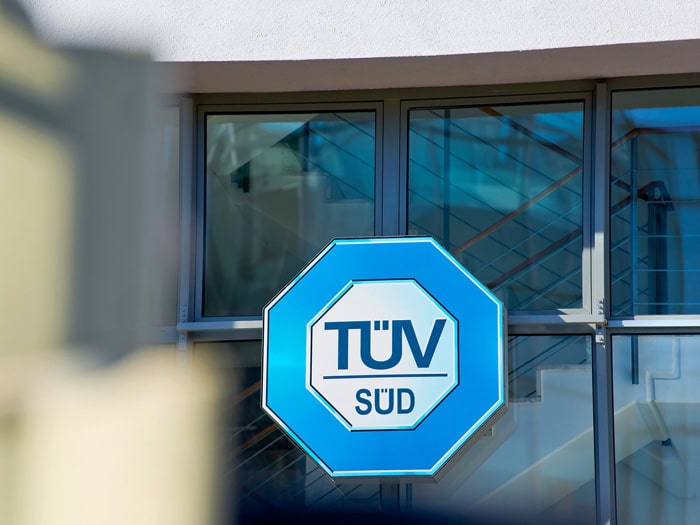TUV Logo an Fenster