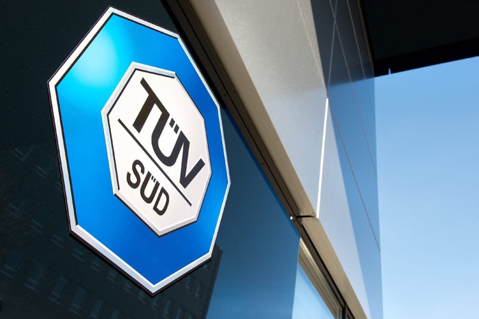 TUV Logo an Fensterfront