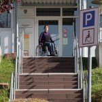 Rollstuhlfahrer vor nicht überwindbarer Treppe