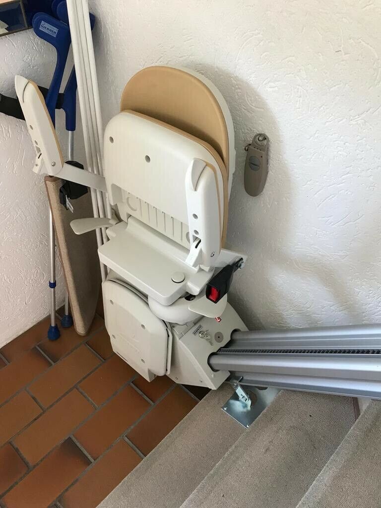 Treppenlift mit eingeklapptem Sitz