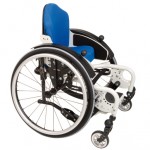 Blauer Rollstuhl vor weißem Hintergrund