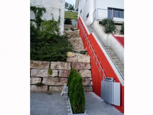 Aussenlift an gerader Treppe mit zwei Treppenabsätzen | Bilder und Fotos