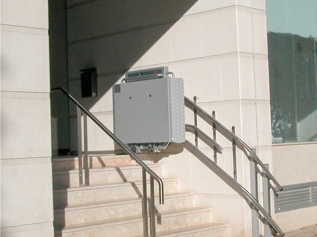 Außen-Plattformlift an öffentlichem Gebäude
