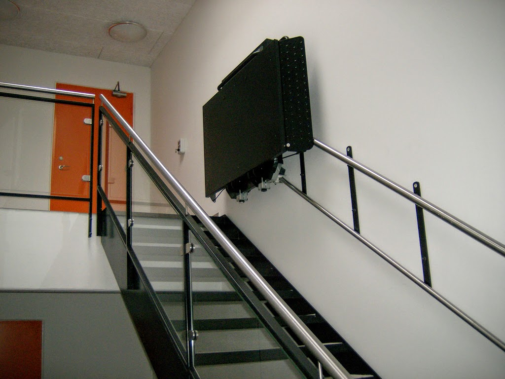 Plattformlift schwarz steile Treppe