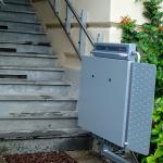 Rollstuhllift am Eingang zu einem Mehrfamilienhaus
