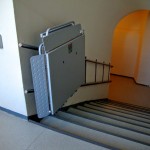 Treppenlift für Rollstuhl an steiler Treppe
