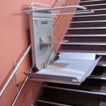 Treppenlift für Rollstuhl im Außenbereich
