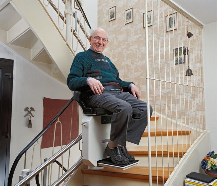 Treppenlift Mann